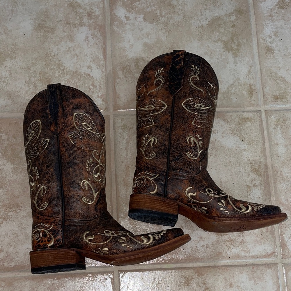 Brown Circle G Western Cowboy Boots with Embroidered Design (Basically New)